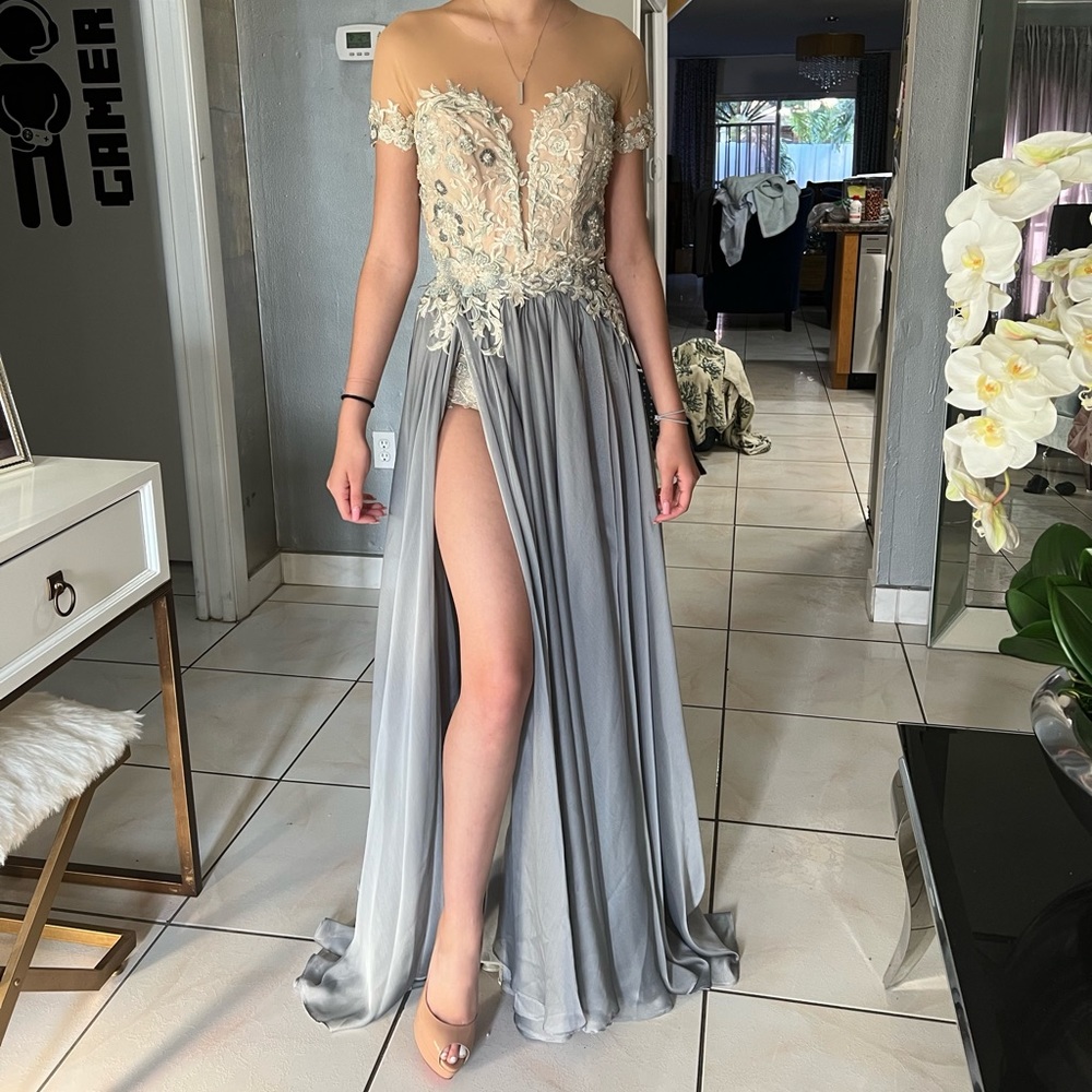 Beautiful prom, evening dress, silver color, size xs, new condition.